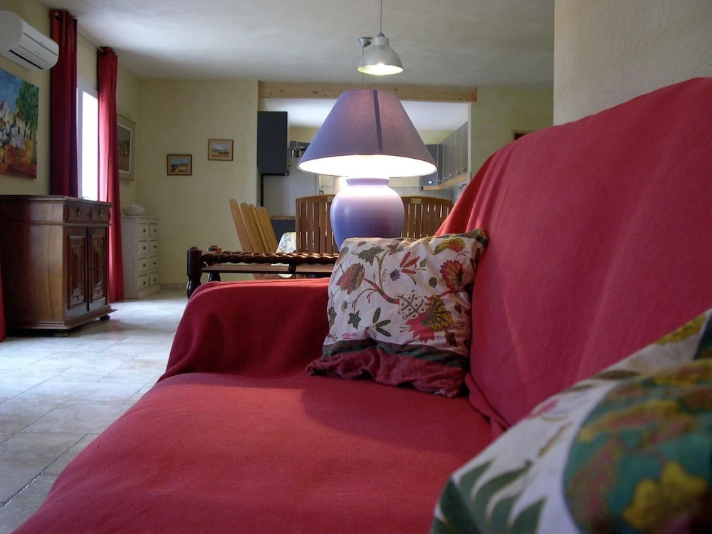 Spacious Villa in Vaison-la-Romaine with Swimming Pool