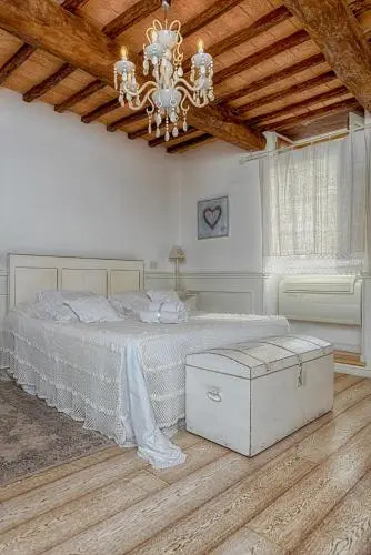 La Casa Bianca with parking and view