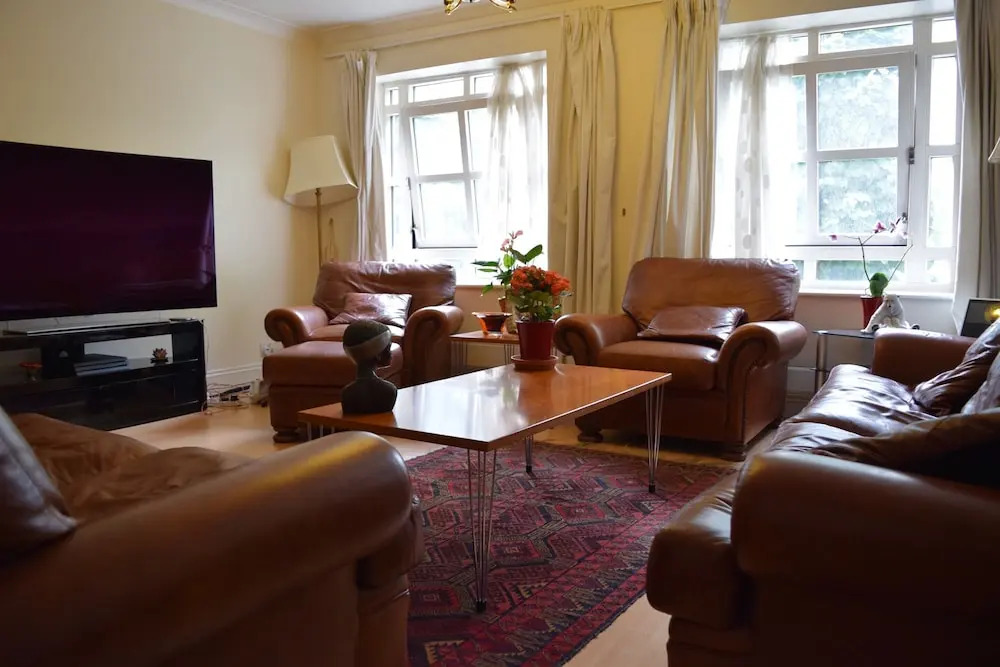 Elegant 2 Bedroom Apartment Near Hyde Park