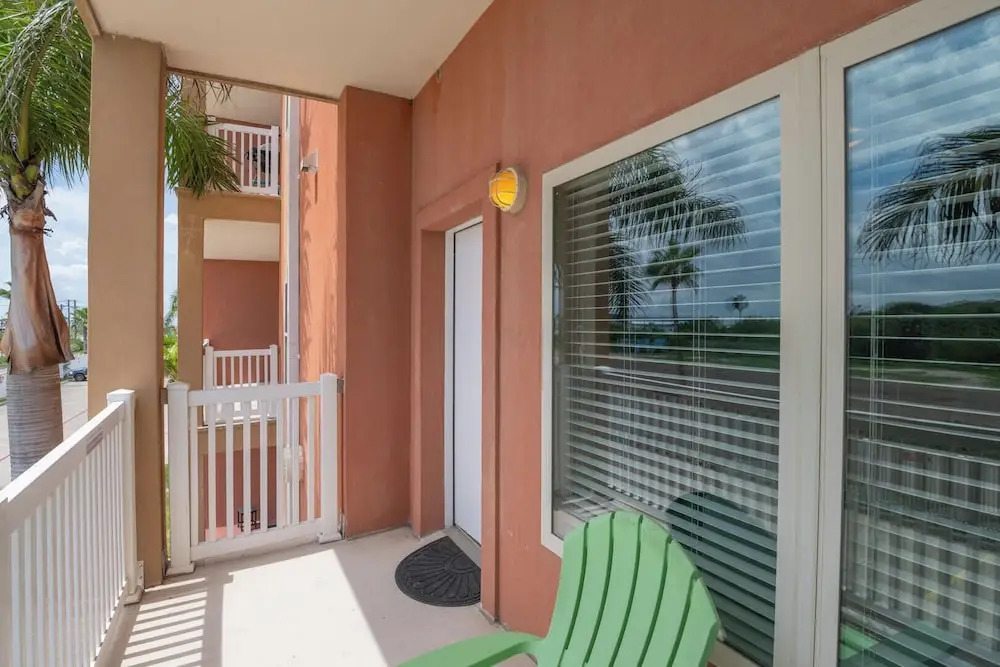 Casual Condo Near Beach w/ Pools, hot tub & Grill!