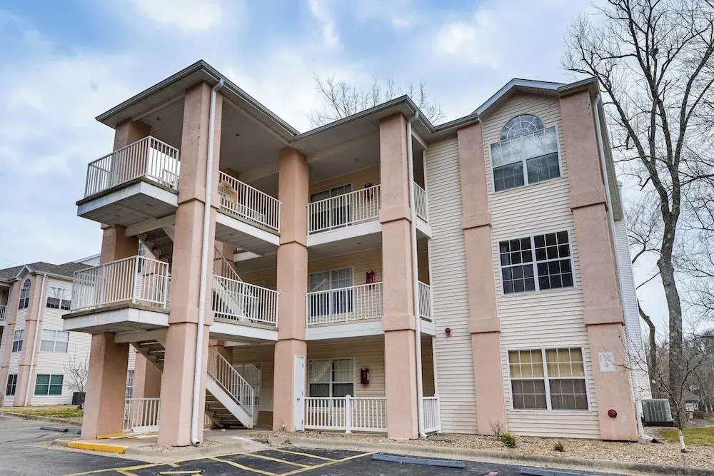 Sunroom, Fireplace: Lakefront Branson Condo