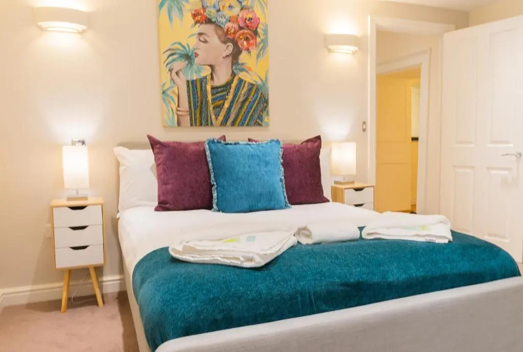 Executive City Centre Apartment with Gated Parking and Stylish Rooms includes Privacy and Space with Luxury Feel plus Courtyard Garden in Amazing Location and Very Highly Rated