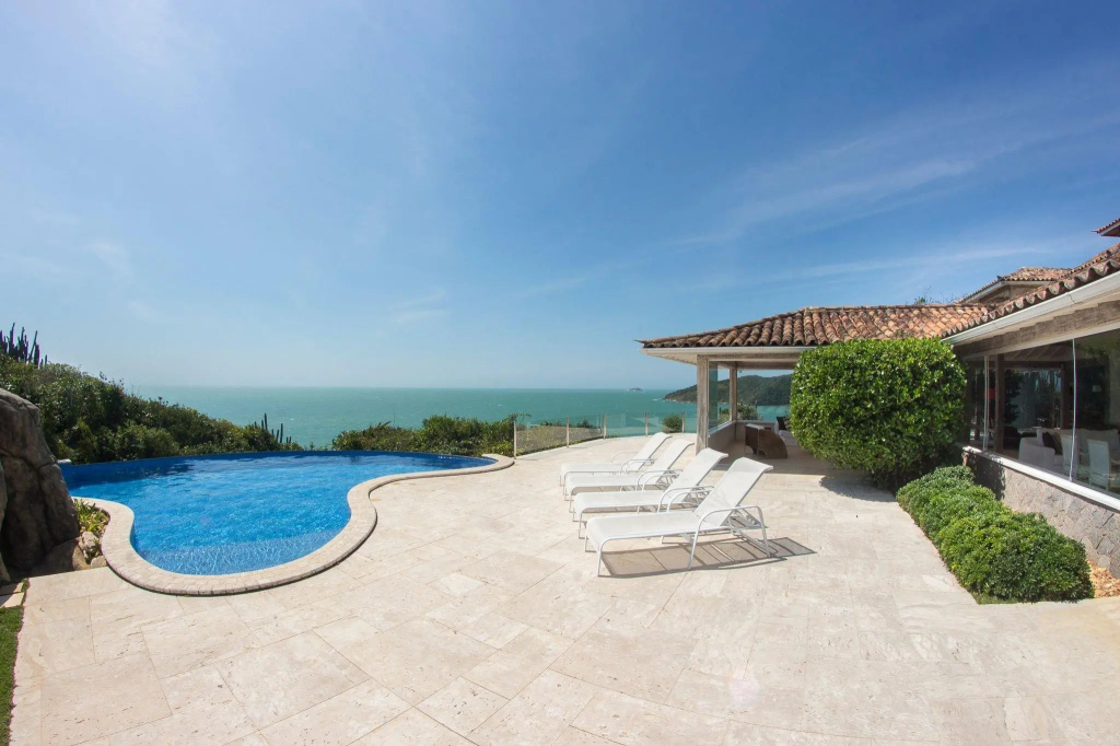 Exuberância & Acesso Direto à Praia da Tartaruga com Uma Vista Única Por Luxury Rentals