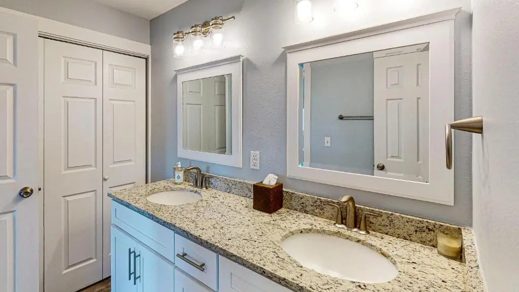 AH-E217 Remodeled Second Floor Condo, Across From The Shared Pool & Hot Tub
