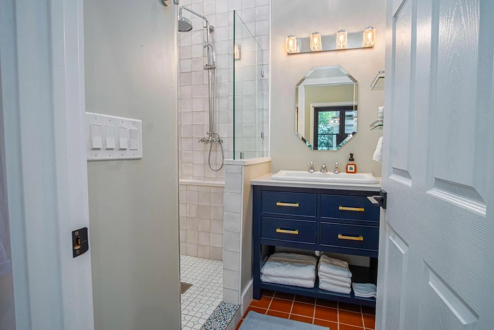 Exquisite Studio Guesthouse Near Downtown s Core