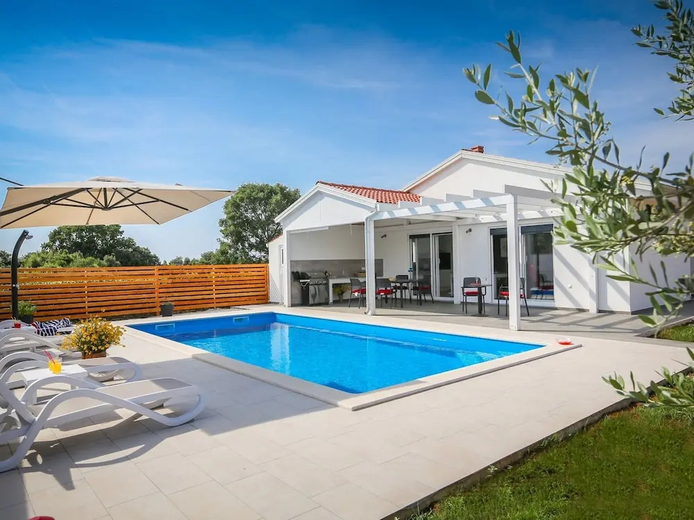 Elegant Villa With Swimming Pool in Pula Near Sea