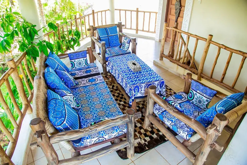 3 Bed Cottage Sleeps 6- Pool, Chef Option, Parking