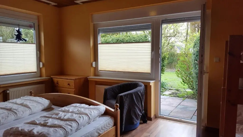 Wohnung 1 mit überdachte Terrasse zum Garten Nähe Strand und Hafen Bensersiel