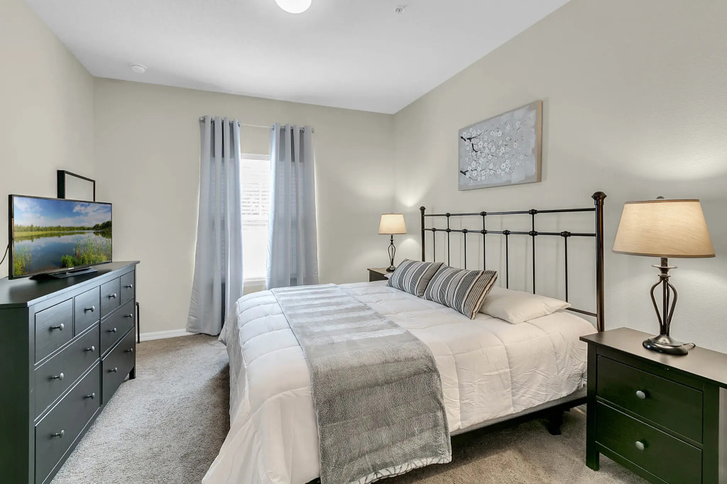 4 Bd 3 Ba Lucaya Village 14-101