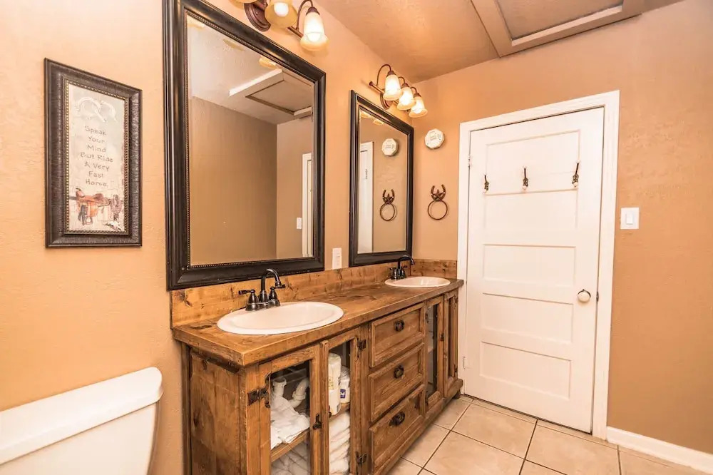 Geronimo Creek Retreat- Homestead Haus 3 Bedrooms 2 Bathrooms Cabin