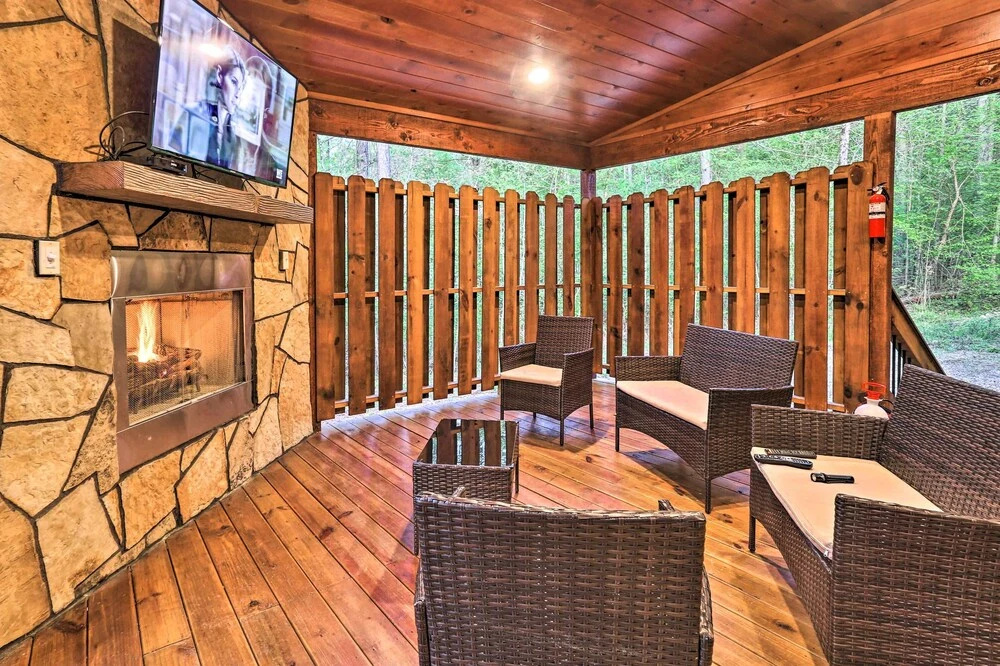 Broken Bow Cabin w/ Hot Tub & Outdoor Fireplace!
