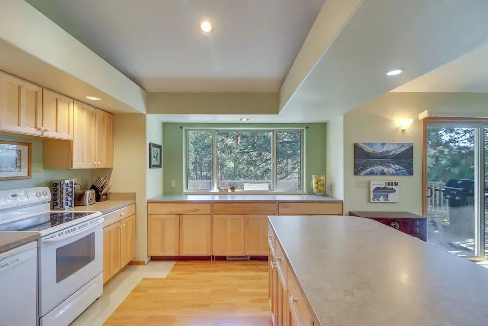 1 Mi to Flathead Lake: Bigfork Village Retreat