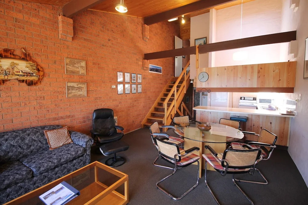 Snowbird 1 - Charming 2BR Townhouse l Lake Views l Air-Con l Off-Street Parking
