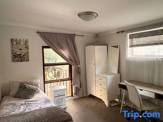 Wonderland Art House 2BR Loft Melville Walk to 7th with Secure Parking