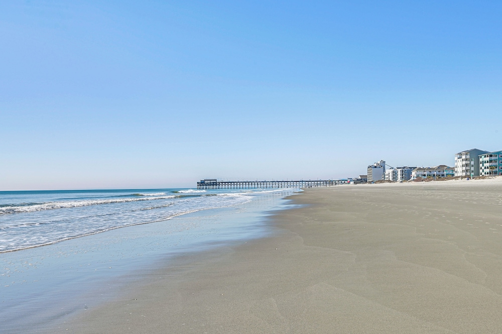 Steps to Sand: Chic Couples Garden City Retreat