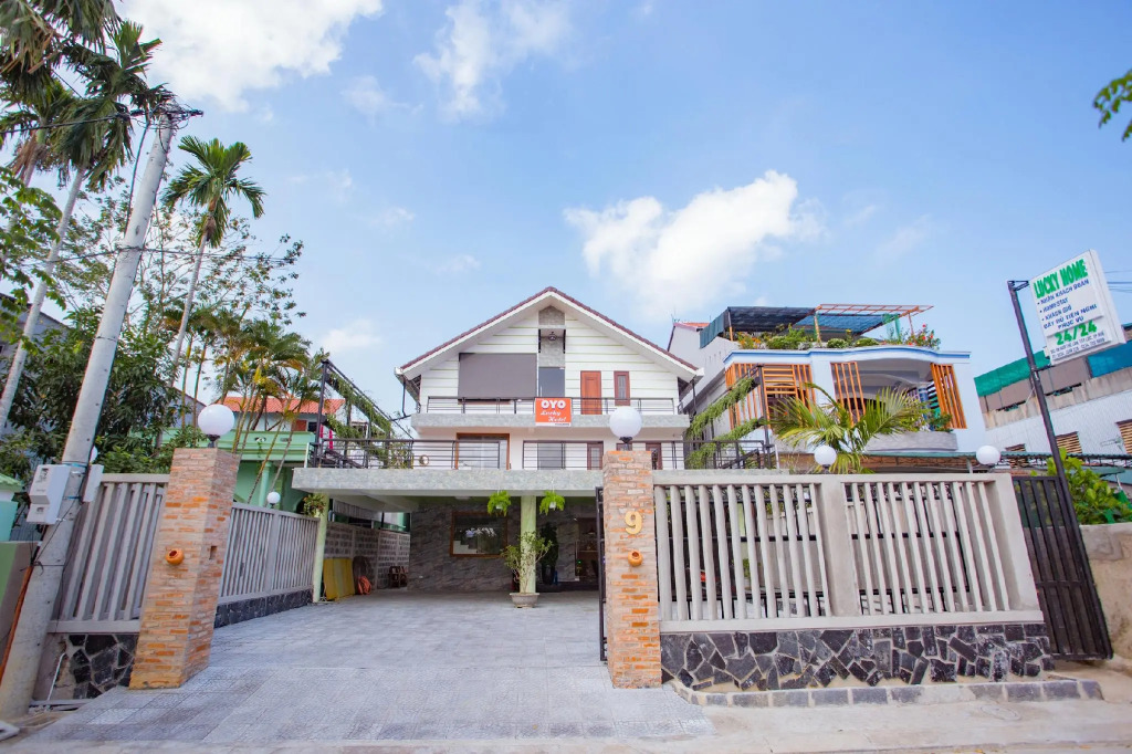 OYO 882 Lucky Hotel