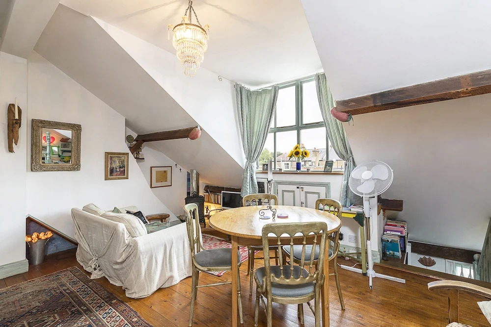 Colorful studio for 2, near Ladbroke Grove station