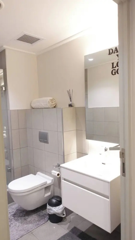 Stylish 1 BR Getaway, Fast Wi-fi, Beach Access