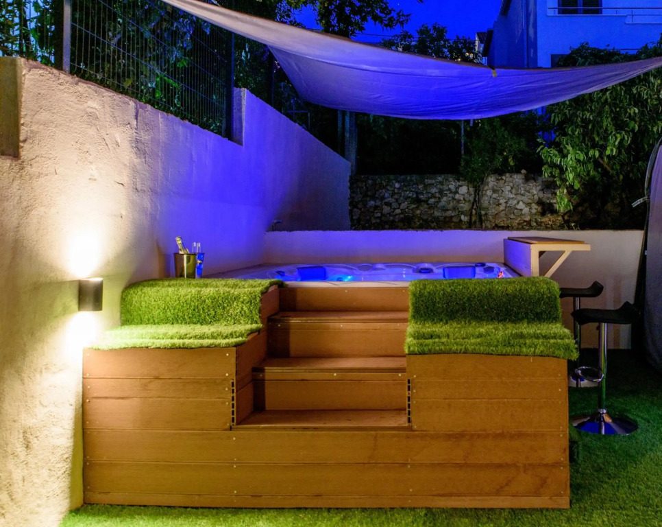 Beach Holiday home with private jacuzzi & parking