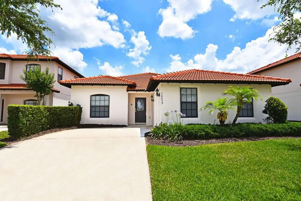 Wonderful 4 Bedroom House in High Grove With its own Swimming Pool