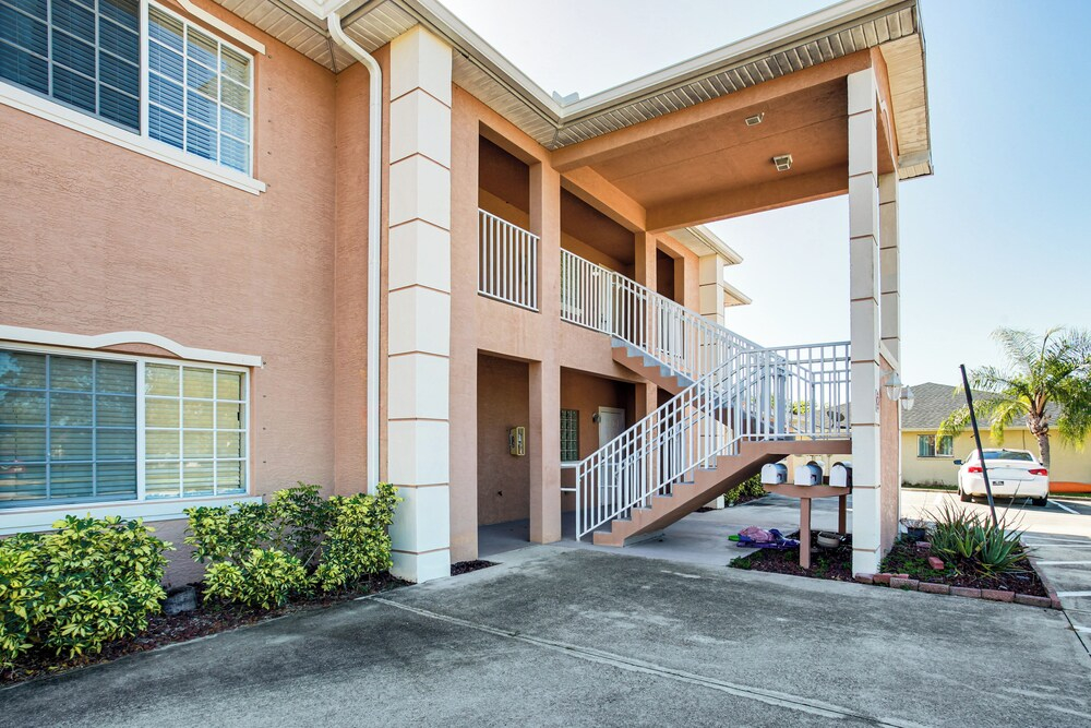 Golf Getaway: Cape Coral Condo 1 Mi to River!