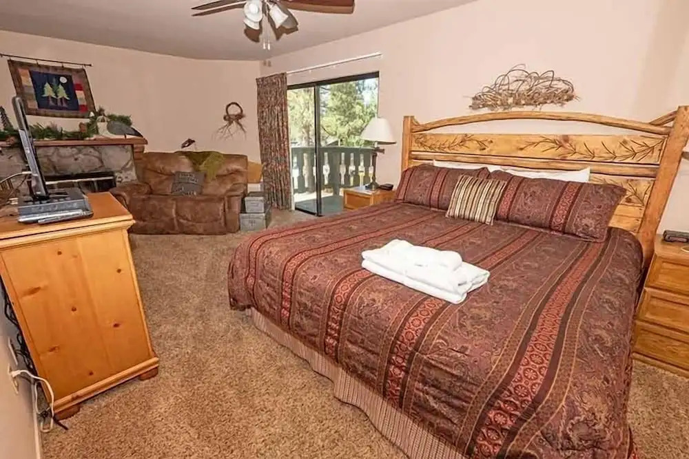 3407 Pine Hill 2 Bedroom Home by RedAwning