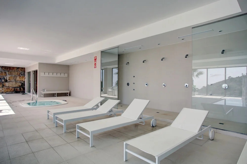 Modern Two Bedroom Villa With Indoor Pool & Spa