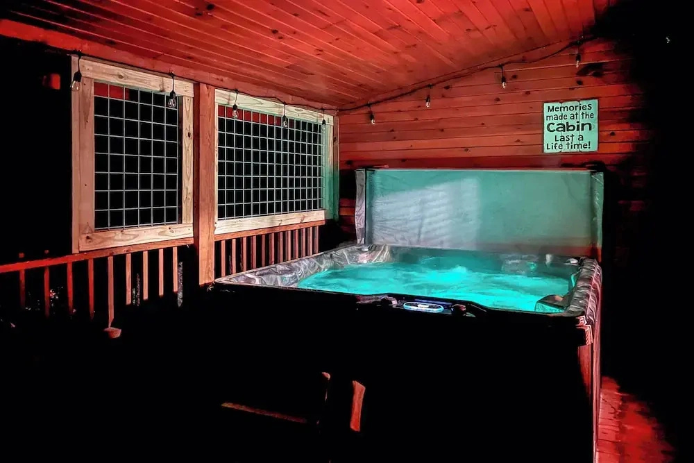 Gatlinburg Scenic Cabin w/ Hot Tub 2 Mi to Dtwn