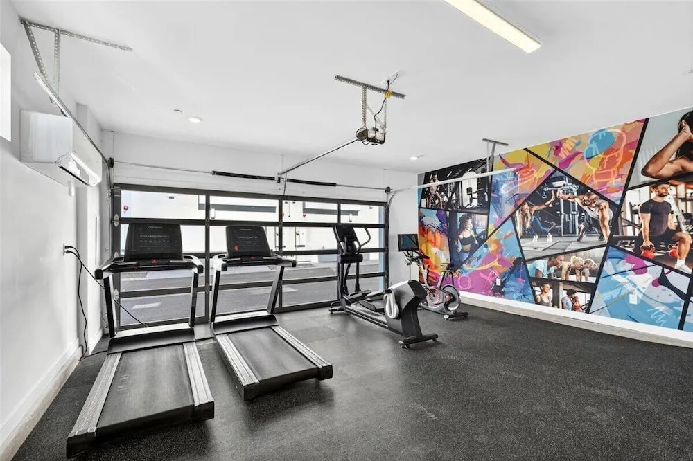 Desert Escape Townhome - Pool & Gym
