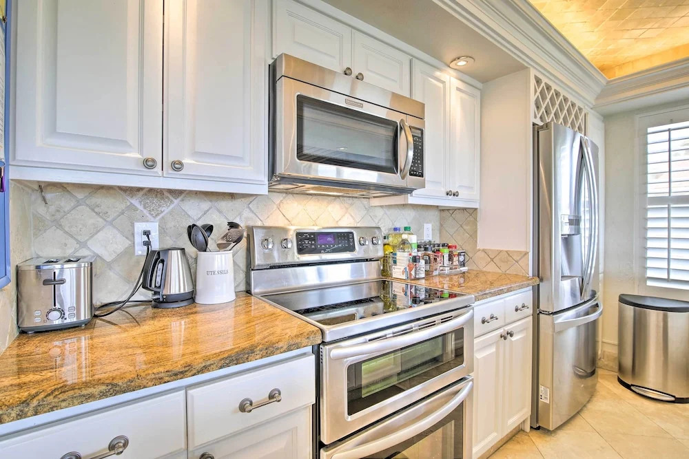Modern Beachfront Condo w/ Pool & Beach Access!