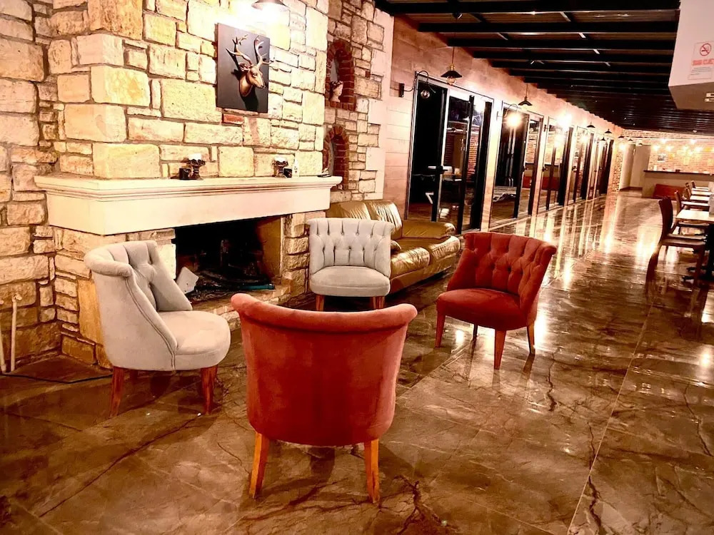Victoria Hotel and Lounge