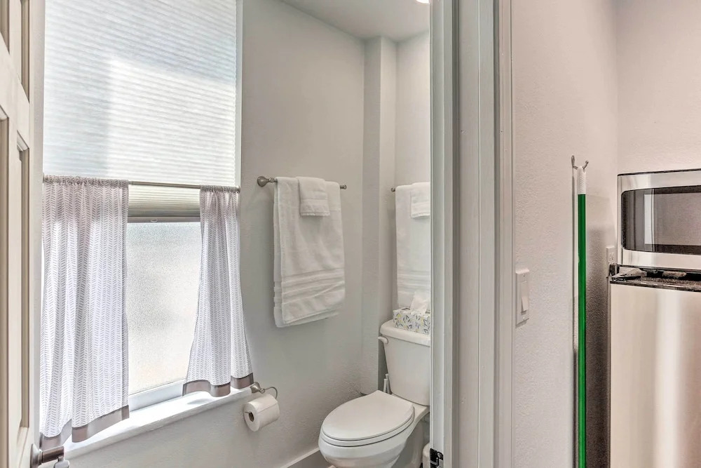 Walk to Dining, Breweries & Shops! Dtwn Custer Apt
