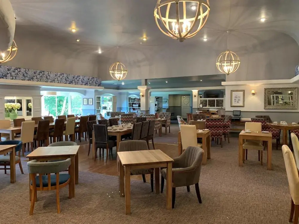 The Potters Heron - A Heartwood Inn