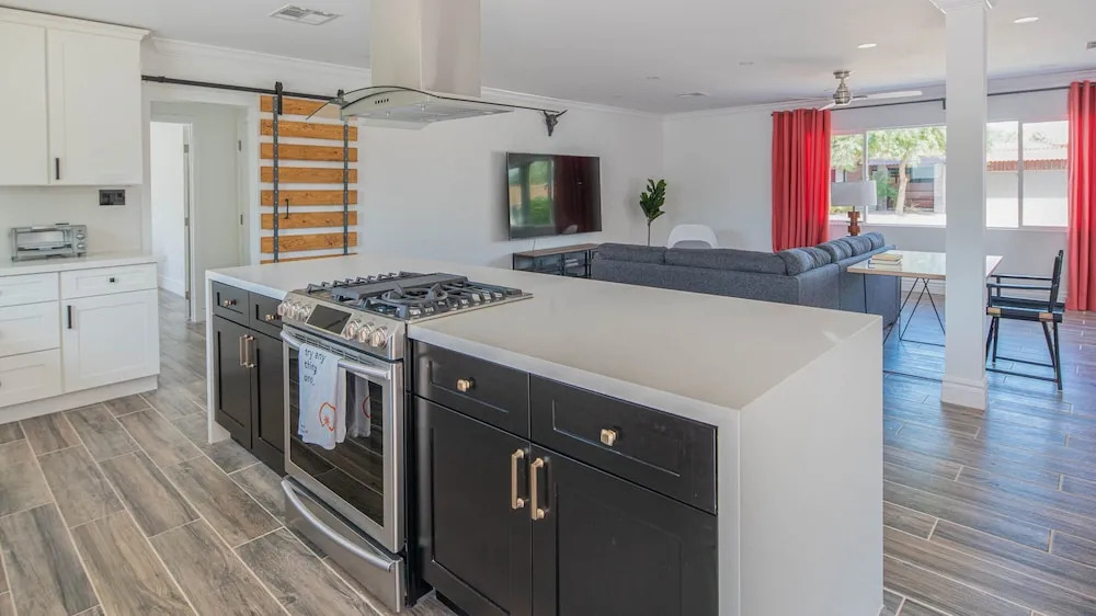 Spacious 4BR Near Old Town by WanderJaunt