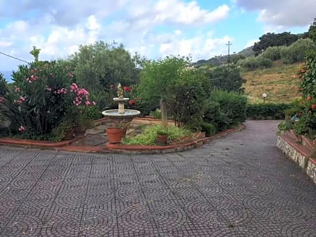 Stanza in Villa con giardino vista mare