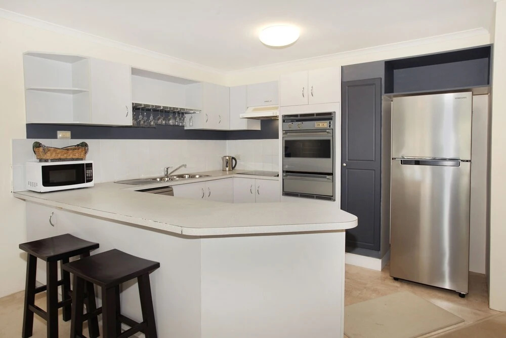 2 bedroom Apt on Parkyn Parade with pool and Air conditioning