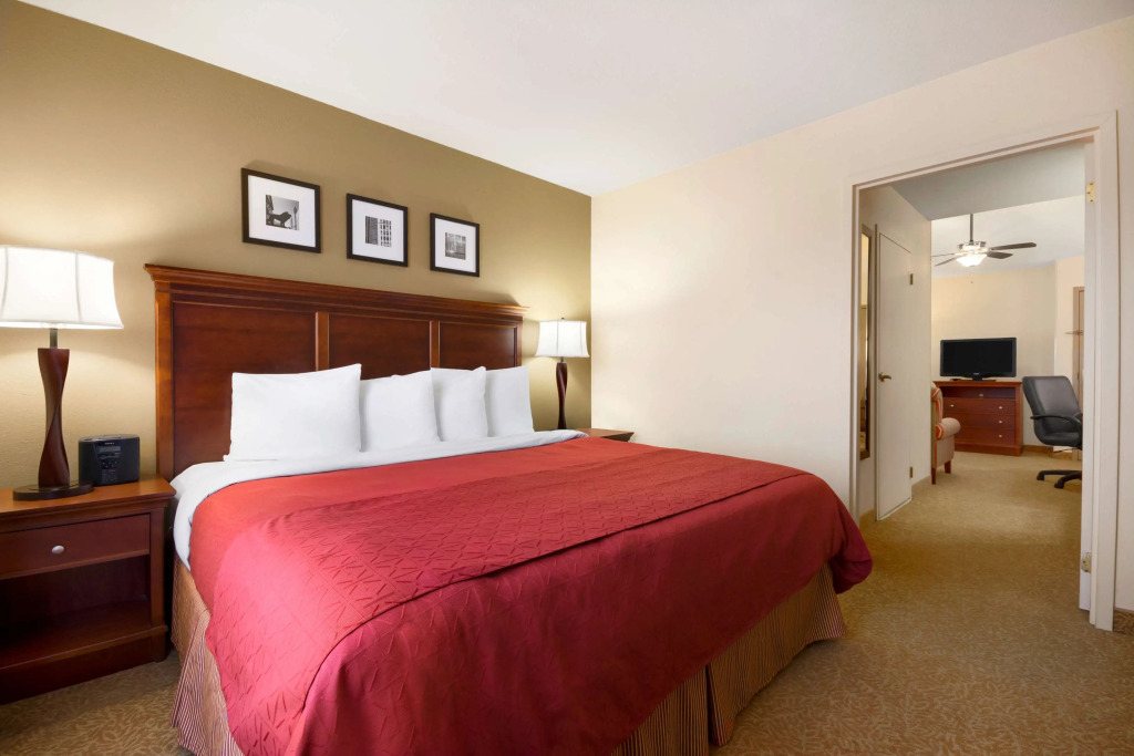 Baymont Inn & Suites by Wyndham Morrow - Atlanta I-75 South
