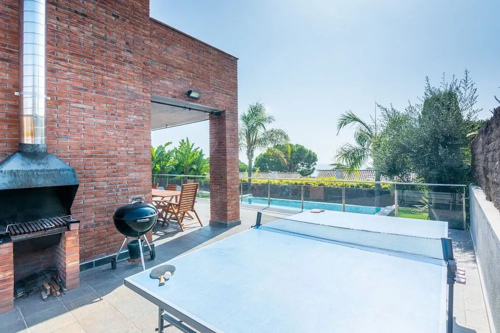 HomeHolidaysRentals Adonis