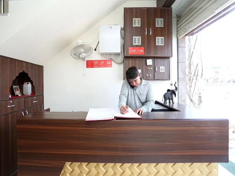 Oyo 17066 Hotel Pushpa Palace