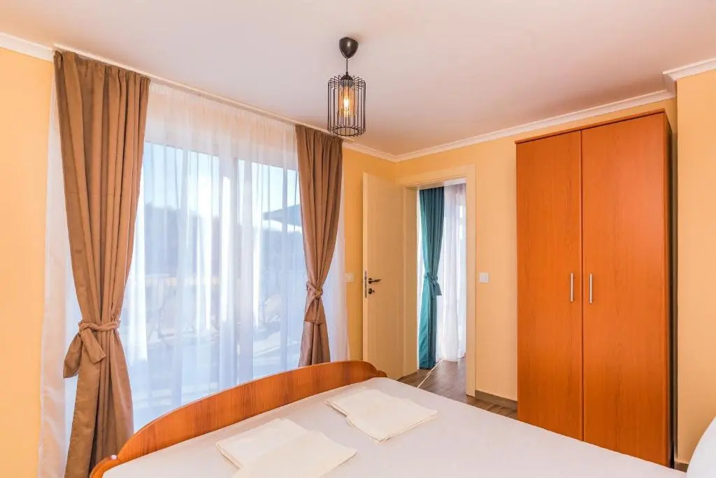 Apartments and Rooms Sole Mar