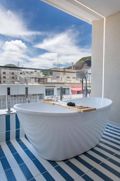 Sea View and Balcony With Bathtub Q11