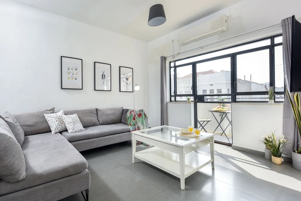 Spacious 4Bd With Balcony And Open View