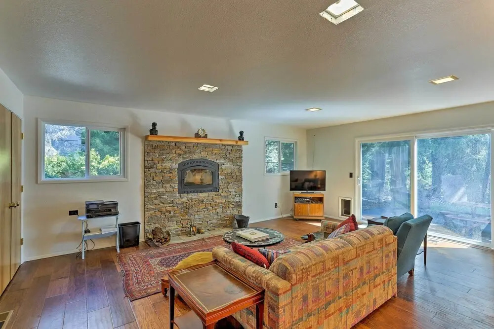 Lake Almanor Country Club Home w/ Views!