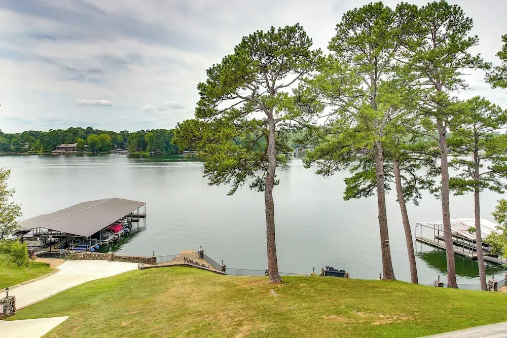 5 Mi to Casino: Waterfront Condo in Hot Springs!