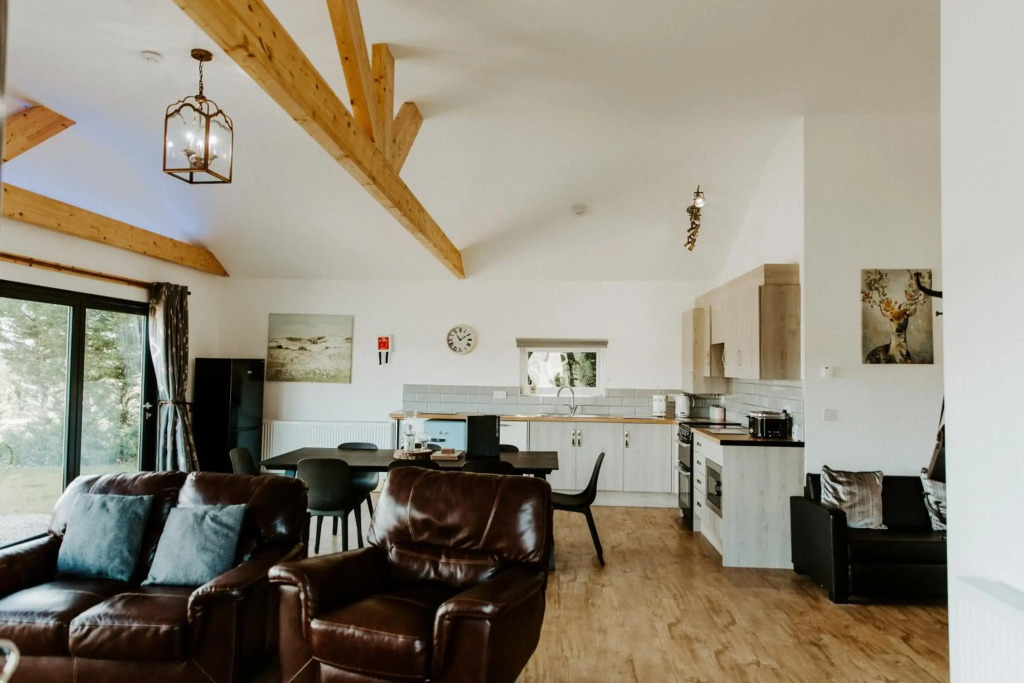King Richards Luxury large Lodge sleeps 8 at Fairview Farm Near Sherwood Forest in Ravenshead Nottingham set in 88 acres of Farm Land with Great Walks,Views,Pet Animals