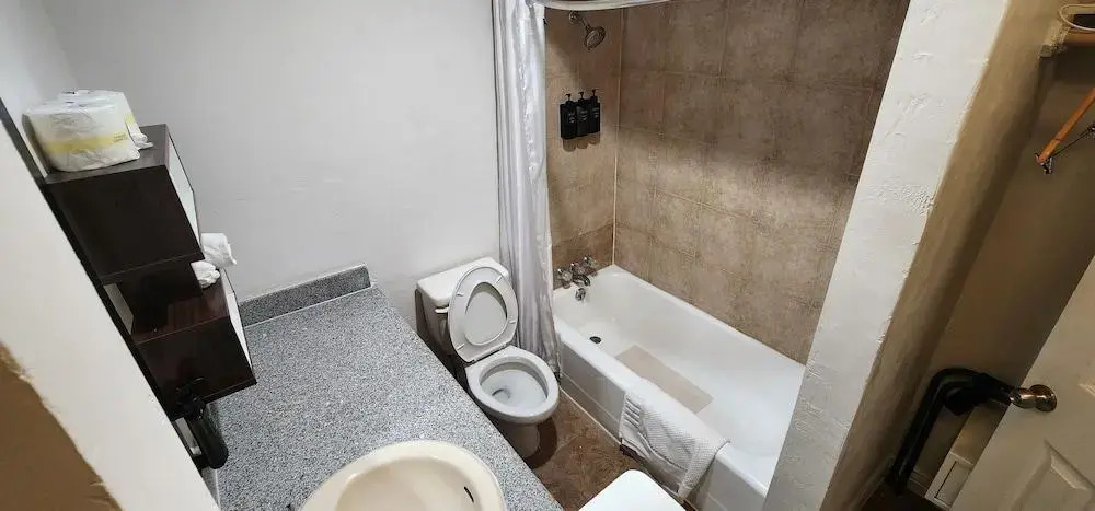 B&J HOTEL AND APARTMENTS