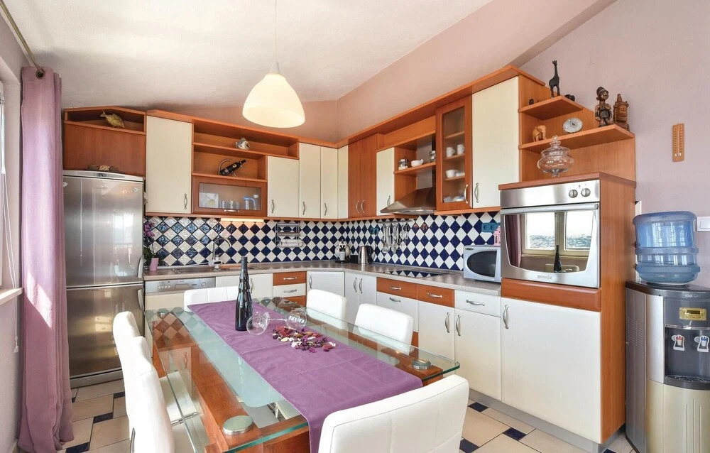 Six-Bedroom Holiday Home In Podstrana