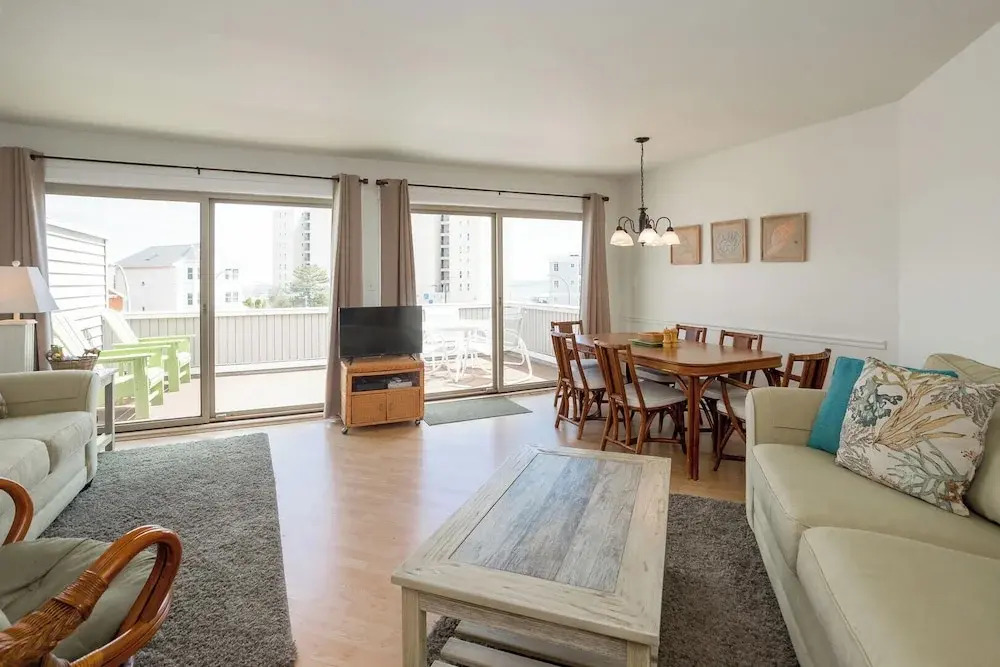 Mariners Court 204