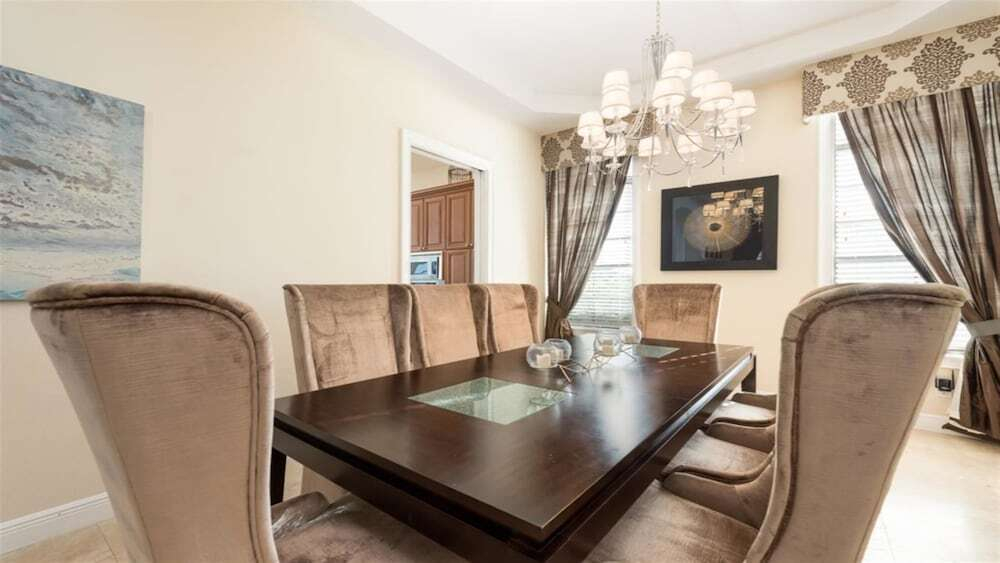A Beautiful 5 bed villa with a pool & spa