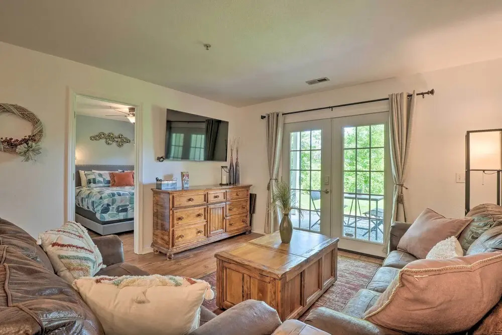 Sun-soaked Lake Taneycomo Condo w/ Furnished Patio